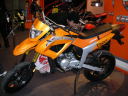 KEEWAY�Ђ�X-RAY50SUPERMOTO�Ƃ����T�O�����̃t���T�C�Y���f���B���[���b�p�����C���̎s��Œ����Ő��Y�����ԗ��Ƃ̎��B�傫���ł��B